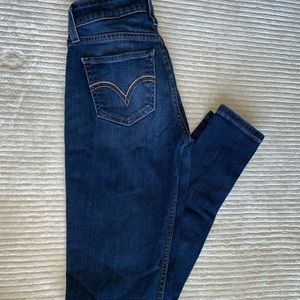 Levi skinny jeans dark blue🎄